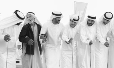 Madinat Zayed, Birleşik Arap Emirlikleri - 15 Aralık 2017: birlikte kondominiyum erkekler geleneksel dans dans