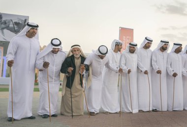 Madinat Zayed, Birleşik Arap Emirlikleri - 15 Aralık 2017: birlikte kondominiyum erkekler geleneksel dans dans