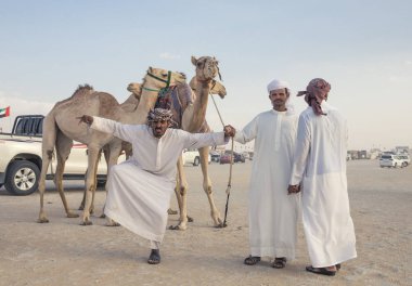 Madinat Zayed, Birleşik Arap Emirlikleri, 15 Aralık 2017: Arap adam bir çölde onun deve ile