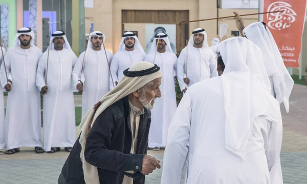 Medinat Zayed Emirados Árabes Unidos Dezembro 2017 Homens Emirati Dançando — Fotografia de Stock