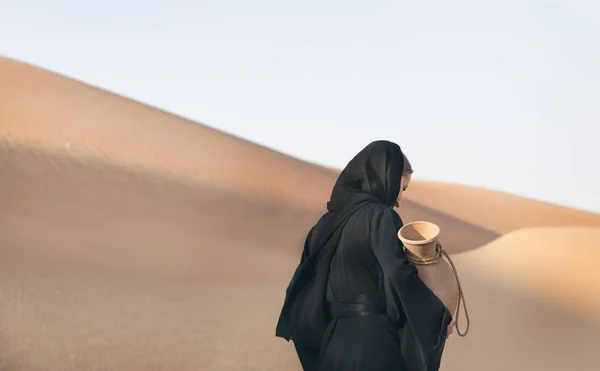 Young Woman Abaya Emirati Traditional Dress Desert Carrying Water — Stock Photo, Image