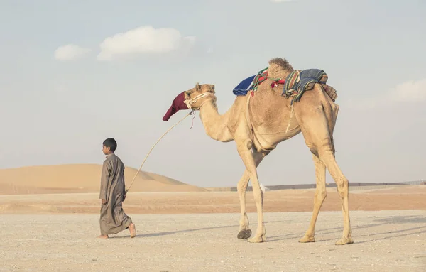 Madinat Zayed Verenigde Arabische Emiraten December 2017 Barefeet Bedouin Kid — Stockfoto