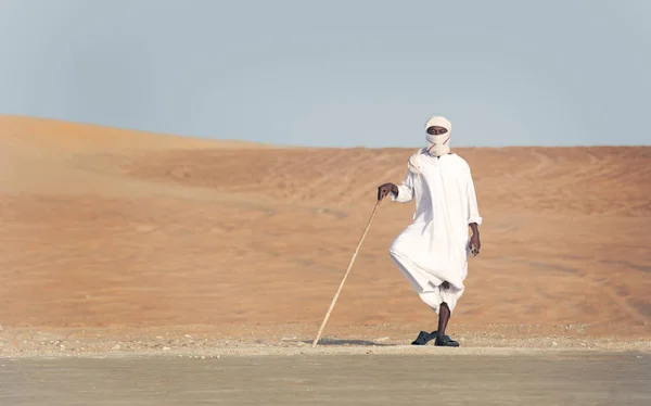 Bedouin Traje Branco Com Vara Deserto — Fotografia de Stock