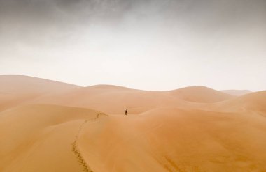 adam büyük kumulları Liwa çöl yürüme geleneksel kondominiyum kıyafeti