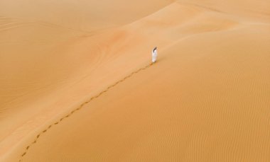 adam büyük kumulları Liwa çöl yürüme geleneksel kondominiyum kıyafeti