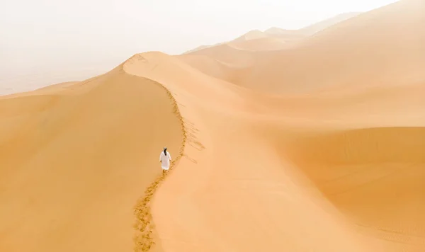 Uomo Abito Tradizionale Emirati Passeggiando Nelle Imponenti Dune Sabbia Del — Foto Stock