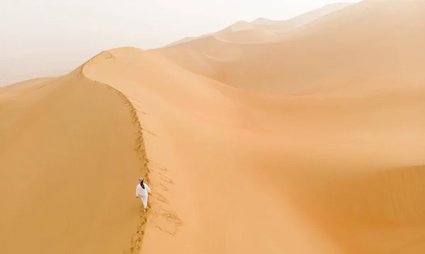 Uomo Abito Tradizionale Emirati Passeggiando Nelle Imponenti Dune Sabbia Del — Foto Stock