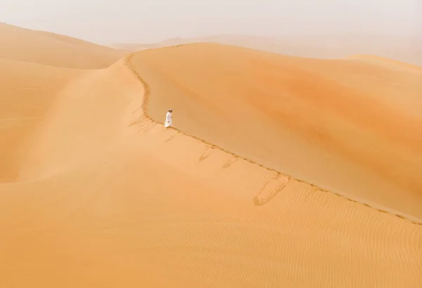 Madinat Zayed Zjednoczone Emiraty Arabskie Grudnia 2018 Człowiek Tradycyjnych Emiratów — Zdjęcie stockowe