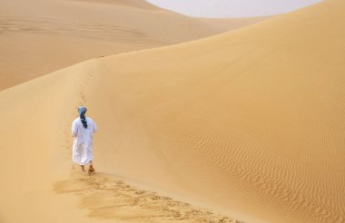 adam büyük kumulları Liwa çöl yürüme geleneksel kondominiyum kıyafeti