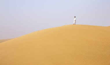 adam büyük kumulları Liwa çöl yürüme geleneksel kondominiyum kıyafeti