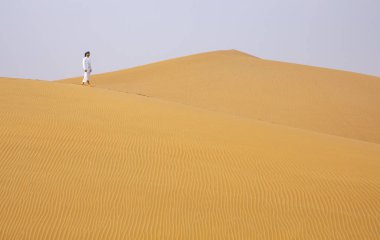 adam büyük kumulları Liwa çöl yürüme geleneksel kondominiyum kıyafeti