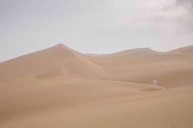 adam büyük kumulları Liwa çöl yürüme geleneksel kondominiyum kıyafeti