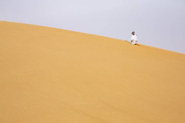 adam büyük kumulları Liwa çöl yürüme geleneksel kondominiyum kıyafeti