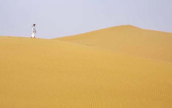 Férfi Séta Hatalmas Homokdűnék Liwa Desert Hagyományos Emírségek Felszerelés — Stock Fotó