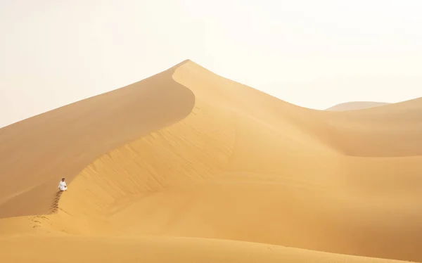 Man Traditionele Emiraten Outfit Wandelen Enorme Zandduinen Van Liwa Woestijn — Stockfoto