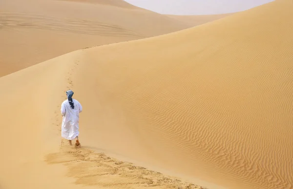 Homem Roupa Emirati Tradicional Andando Dunas Areia Maciça Deserto Liwa — Fotografia de Stock