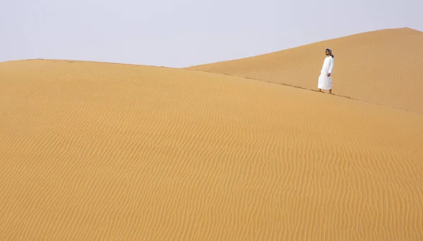 Man Traditionele Emiraten Outfit Wandelen Enorme Zandduinen Van Liwa Woestijn — Stockfoto