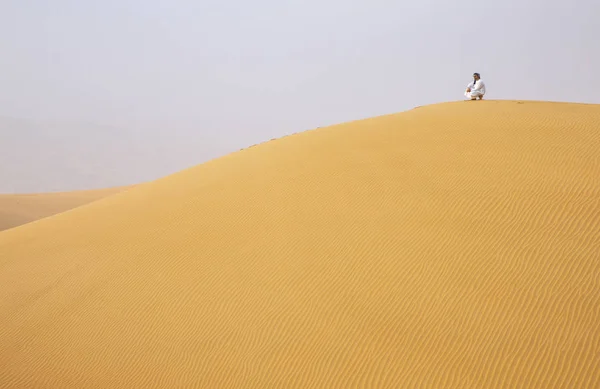 Hombre Traje Tradicional Emirati Caminando Enormes Dunas Arena Del Desierto — Foto de Stock