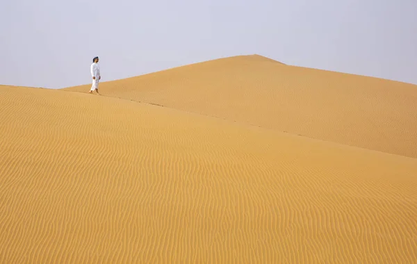 Man Traditional Emirati Outfit Walking Massive Sand Dunes Liwa Desert — Stock Photo, Image