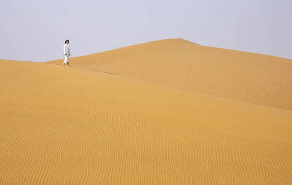 Uomo Abito Tradizionale Emirati Passeggiando Nelle Imponenti Dune Sabbia Del — Foto Stock