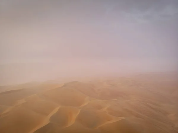 霧の下でリワ砂漠の空撮 — ストック写真