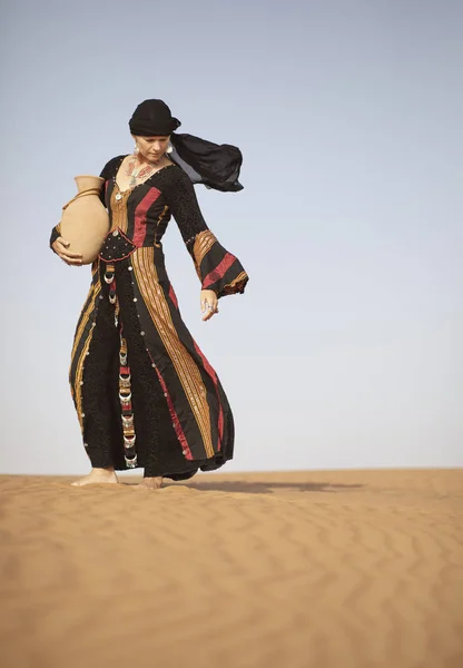 Çölde Kapları Ile Yemen Geleneksel Içinde Orta Yaşlı Kadın — Stok fotoğraf