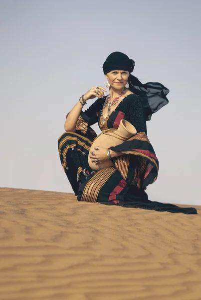 Женщина Средних Лет Йеменском Традиционном Платье Пустыне Блюдом Воды — стоковое фото