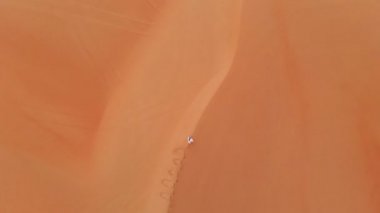 adam büyük kumulları Liwa çöl yürüme geleneksel kondominiyum kıyafeti