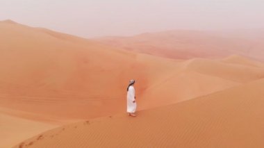 adam büyük kumulları Liwa çöl yürüme geleneksel kondominiyum kıyafeti