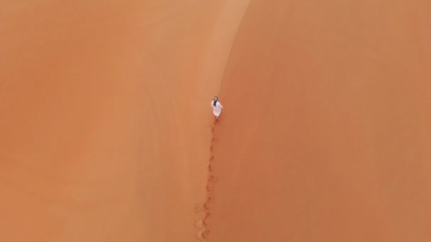 Mannen Traditionella Emirati Outfit Promenader Massiva Sanddyner Öknen Liwa — Stockvideo