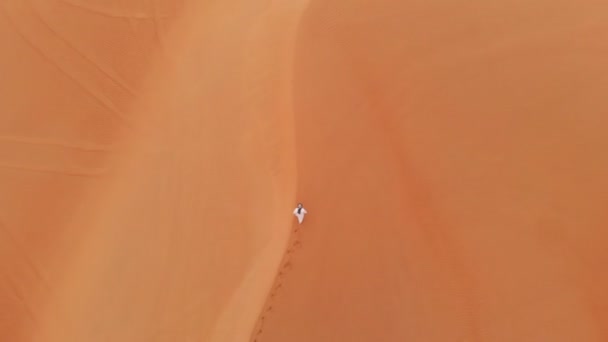 Mann Traditionellem Emirati Outfit Spaziert Den Massiven Sanddünen Der Liwa — Stockvideo