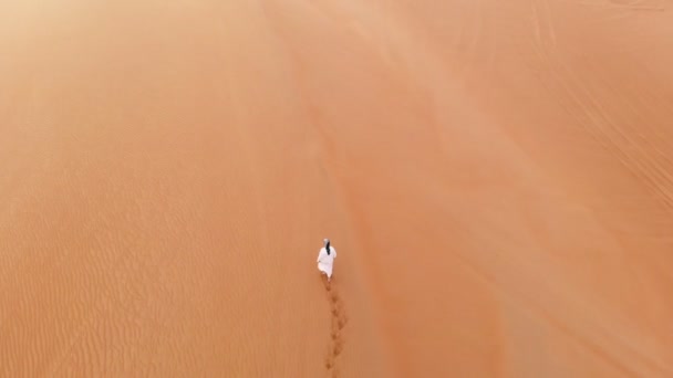 Mannen Traditionella Emirati Outfit Promenader Massiva Sanddyner Öknen Liwa — Stockvideo