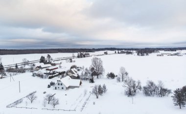 karlı bir alan içinde Estonya Pajusti köyde evler