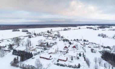 Estonya Pajusti köyde karlı alanında evler