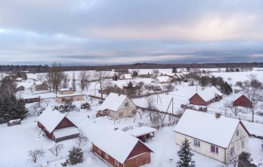 Estonya Pajusti köyde karlı alanında evler