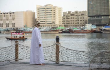 Arap adam eski Al Seef bölümünde Dubai, Suudi Arabistan, nehir kıyısında ayakta
