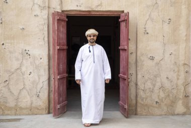 Arap adam eski Al Seef bölümü Dubai, Suudi Arabistan, kamera bakıyor