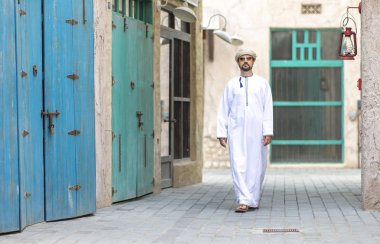 Arap adam eski Al Seef bölümünde Dubai, Suudi Arabistan, yürüme geleneksel kostüm