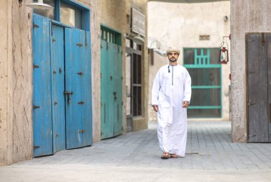 Arap adam eski Al Seef bölümünde Dubai, Suudi Arabistan, yürüme geleneksel kostüm