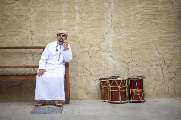 Арабські Людина Сидить Стільці Допомогою Смартфона Старій Частині Seef Дубаї — стокове фото