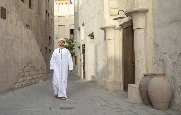 古いアル シーフ部分アラブ首長国連邦のドバイの街を歩いてのアラブ人 — ストック写真
