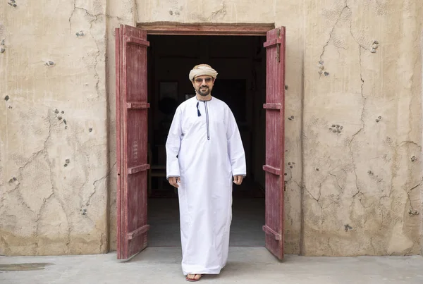 Arap adam eski Al Seef bölümü Dubai, Suudi Arabistan, kamera bakıyor