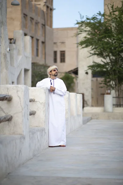 古いアル シーフ部分ドバイ アラブ首長国連邦の伝統的な衣装でのアラブ人 — ストック写真