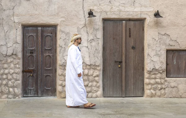 Homme Arabe Costume Traditionnel Marchant Dans Vieille Partie Seef Dubaï — Photo