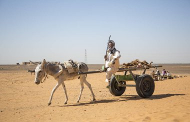 Hartum, Sudan - 18 Aralık, 2015: sudan adam onun eşek Namibya Çölü'nde ile seyahat