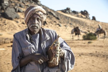Meroe, Sudan 19 Aralık 2015: sudan adam oyun geleneksel müzik aleti kissar çölde aradı