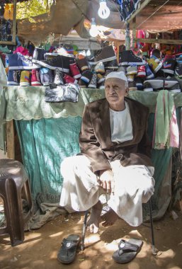 Hartum, Sudan - 18 Aralık, 2015: ayakkabı dükkânını Khartoum Market satış adam