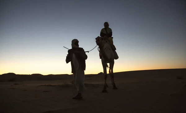 Meroe Piramitleri Sudan Aralık 2015 Güneş Doğarken Binme Deve Adamdır — Stok fotoğraf