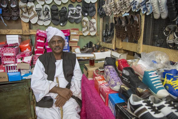 ハルツーム スーダン 2015 ハルツーム マーケットで自分の店で販売の人の靴 — ストック写真