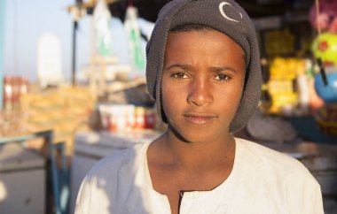 Meroe, Sudan 19 Aralık 2015: sudan çocuk semt pazarı kameraya bakarak